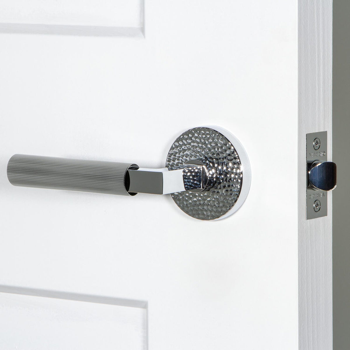 Circolo Hammered Rosette with Contempo Fluted Lever in Bright Chrome