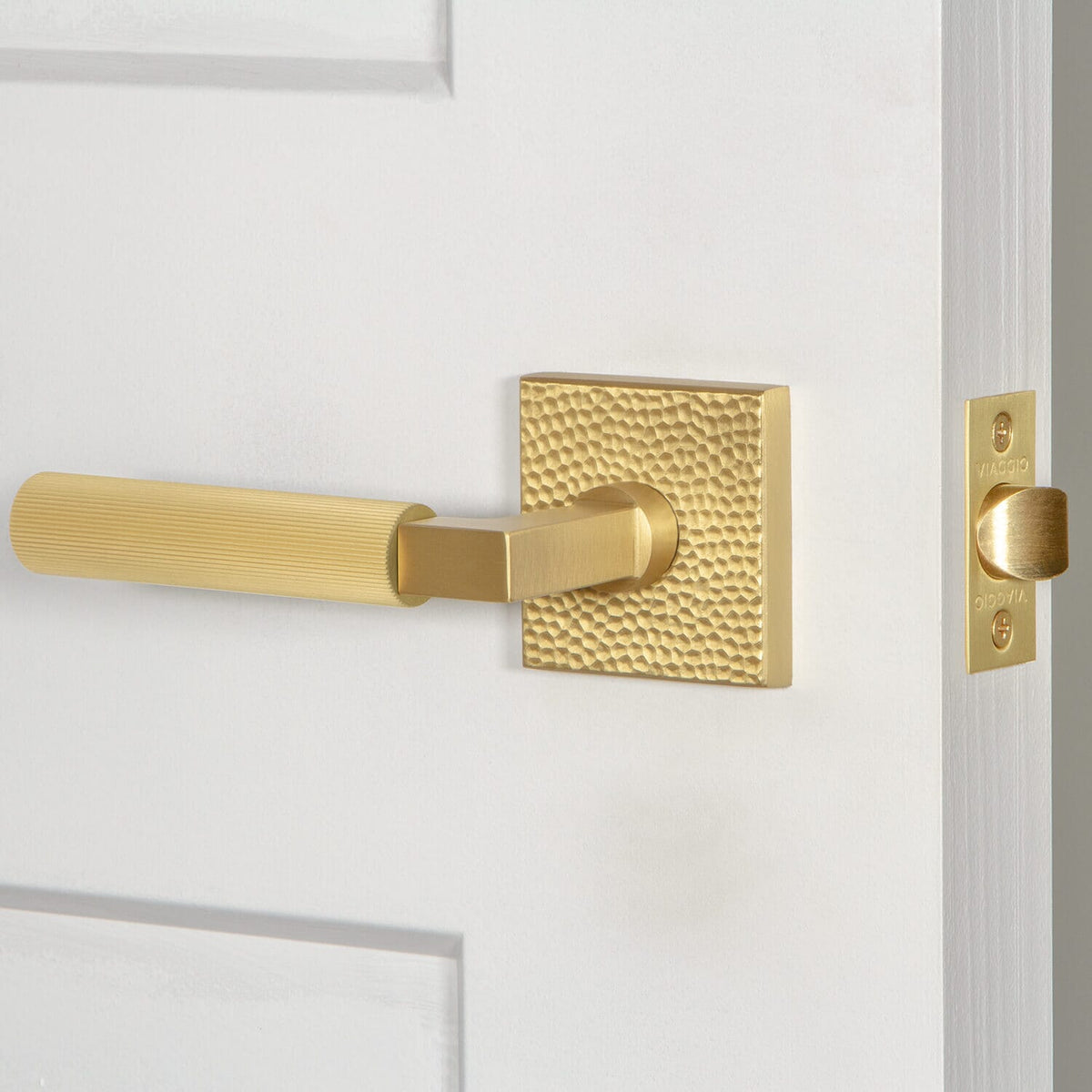 Quadrato Hammered Rosette with Contempo Fluted Lever in Satin Brass