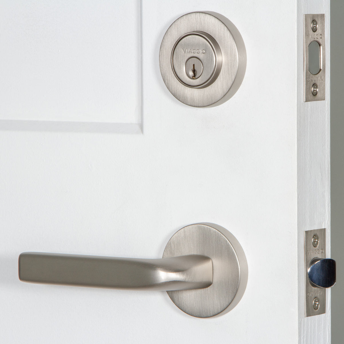 Circolo Rosette Entry Set with Bella Lever in Satin Nickel