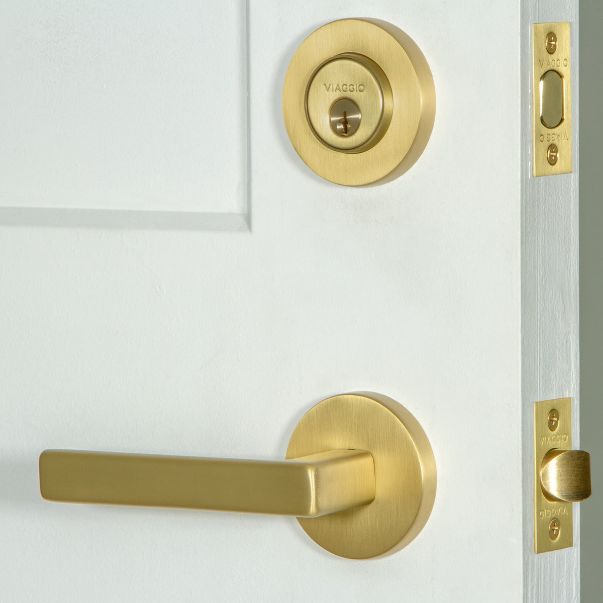 Circolo Rosette Entry Set with Lusso Lever in Satin Brass