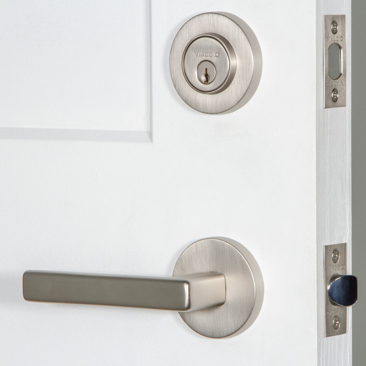 Circolo Rosette Entry Set with Lusso Lever in Satin Nickel