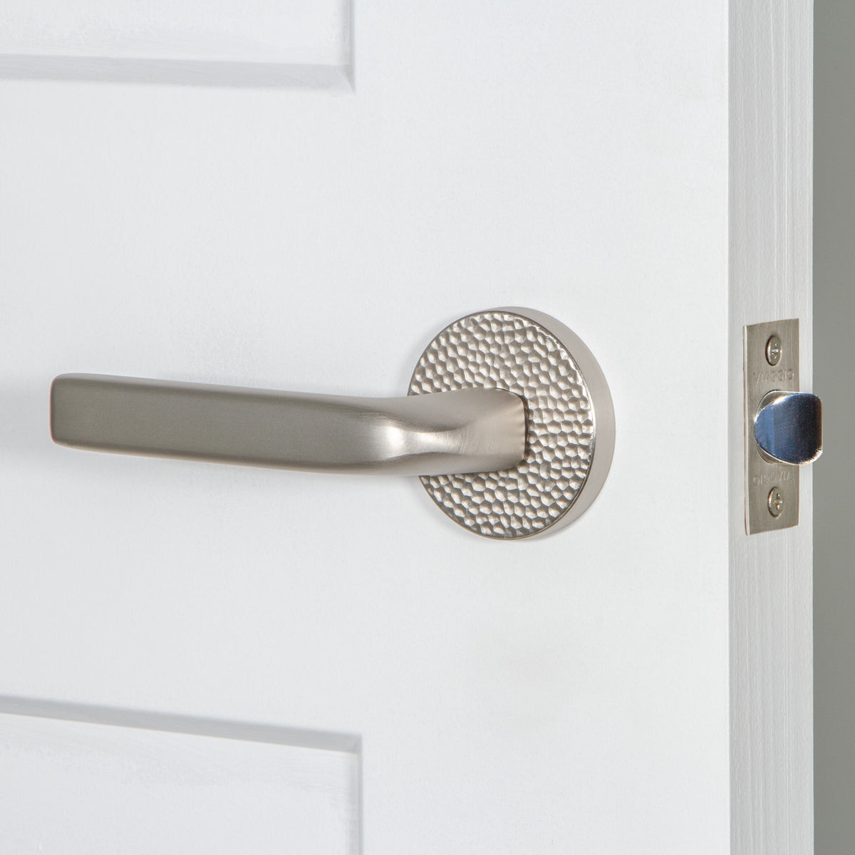Circolo Hammered Rosette with Bella Lever in Satin Nickel