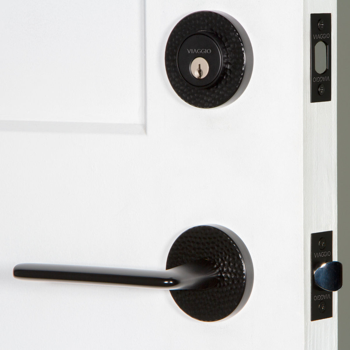 Circolo Hammered Rosette Entry Set with Brezza Lever in Satin Black