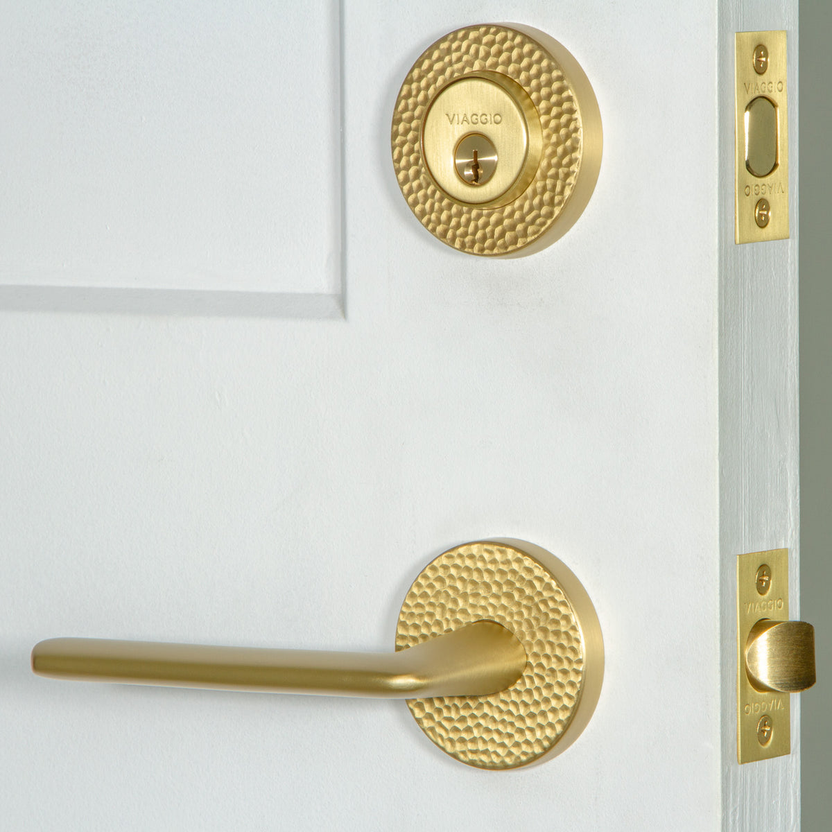 Circolo Hammered Rosette Entry Set with Brezza Lever in Satin Brass