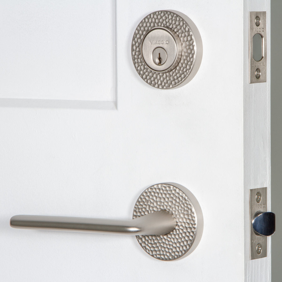 Circolo Hammered Rosette Entry Set with Brezza Lever in Satin Nickel