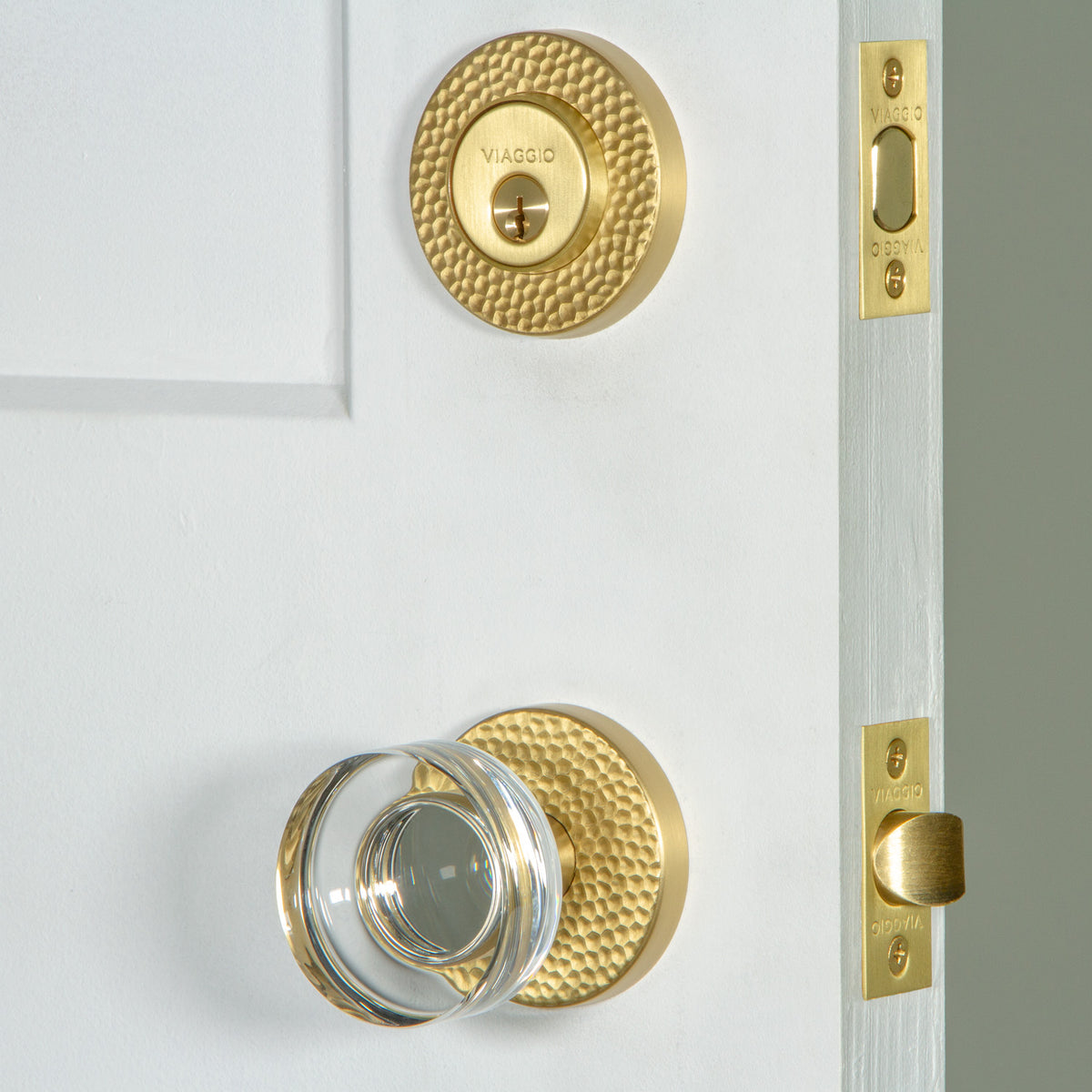 Circolo Hammered Rosette Entry Set with Circolo Crystal Knob in Satin Brass