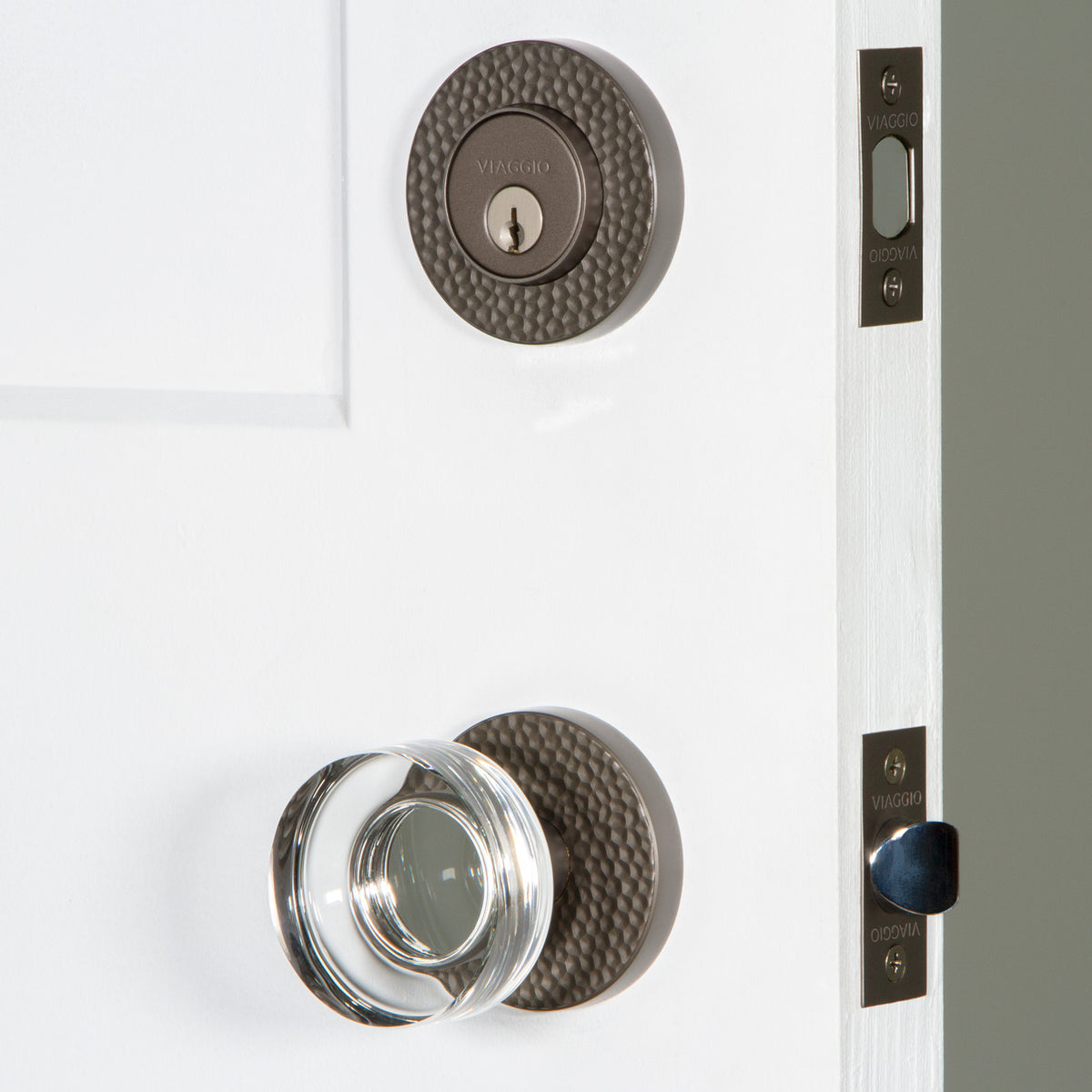 Circolo Hammered Rosette Entry Set with Circolo Crystal Knob in Titanium Gray