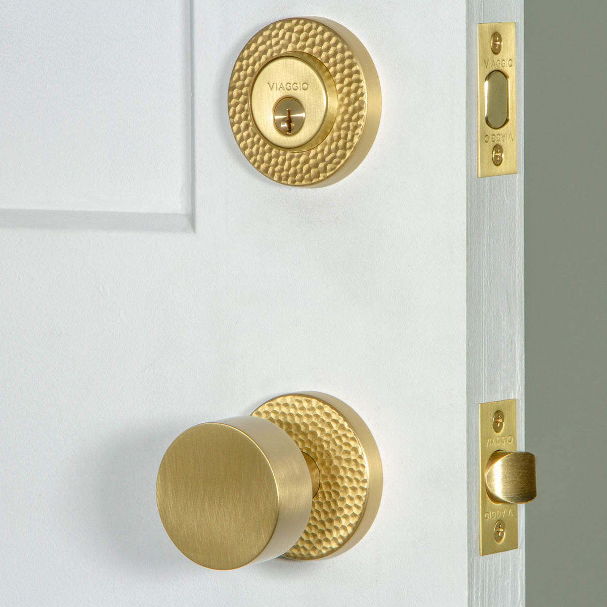 Circolo Hammered Rosette Entry Set with Circolo Knob in Satin Brass