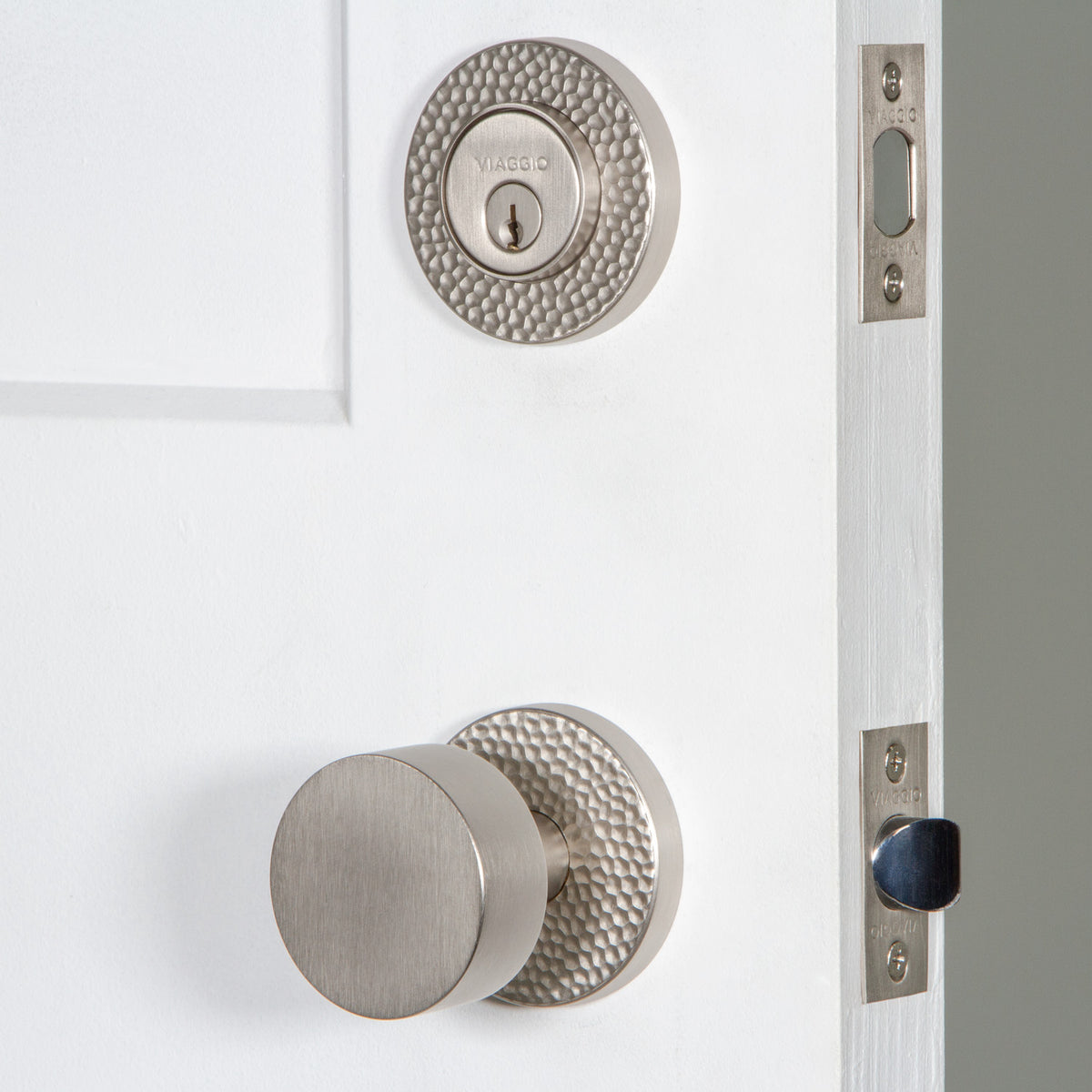 Circolo Hammered Rosette Entry Set with Circolo Knob in Satin Nickel