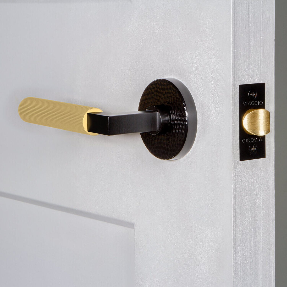 Circolo Hammered Rosette in Satin Black with Satin Brass Contempo Fluted Lever