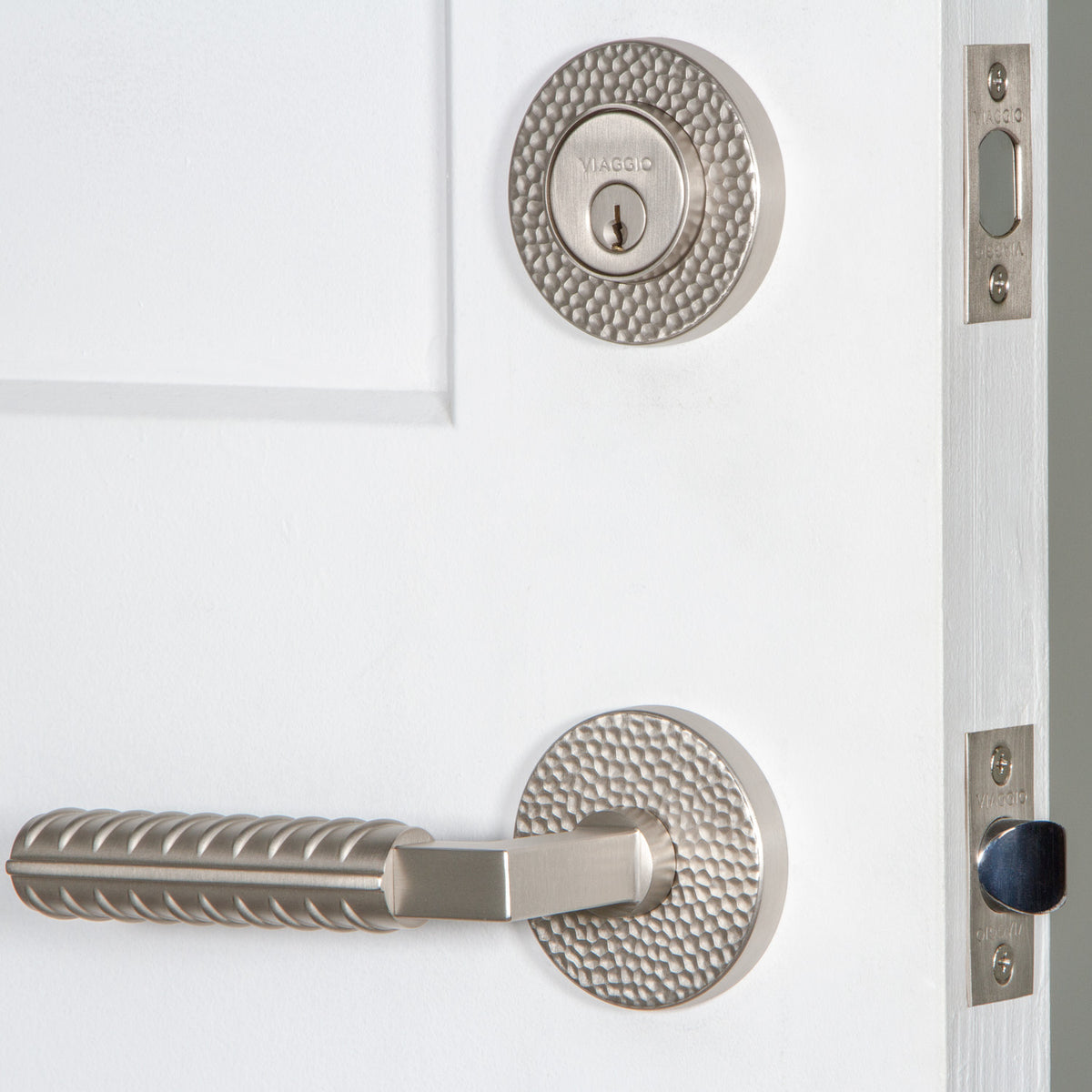 Circolo Hammered Rosette Entry Set with Contempo Rebar Lever in Satin Nickel