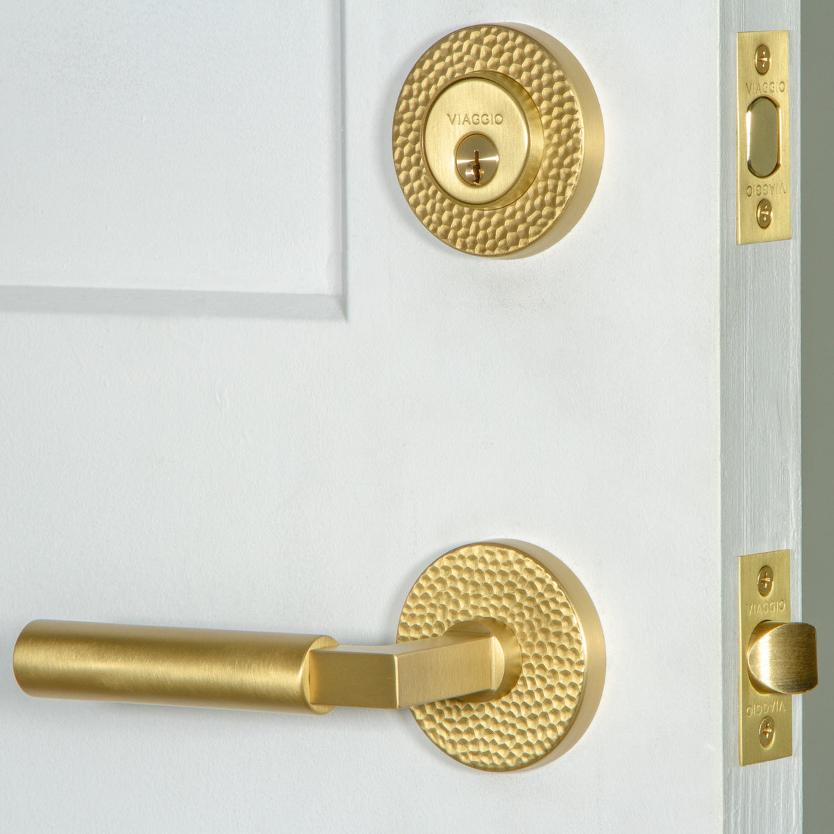 Circolo Hammered Rosette Entry Set with Contempo Lever in Satin Brass