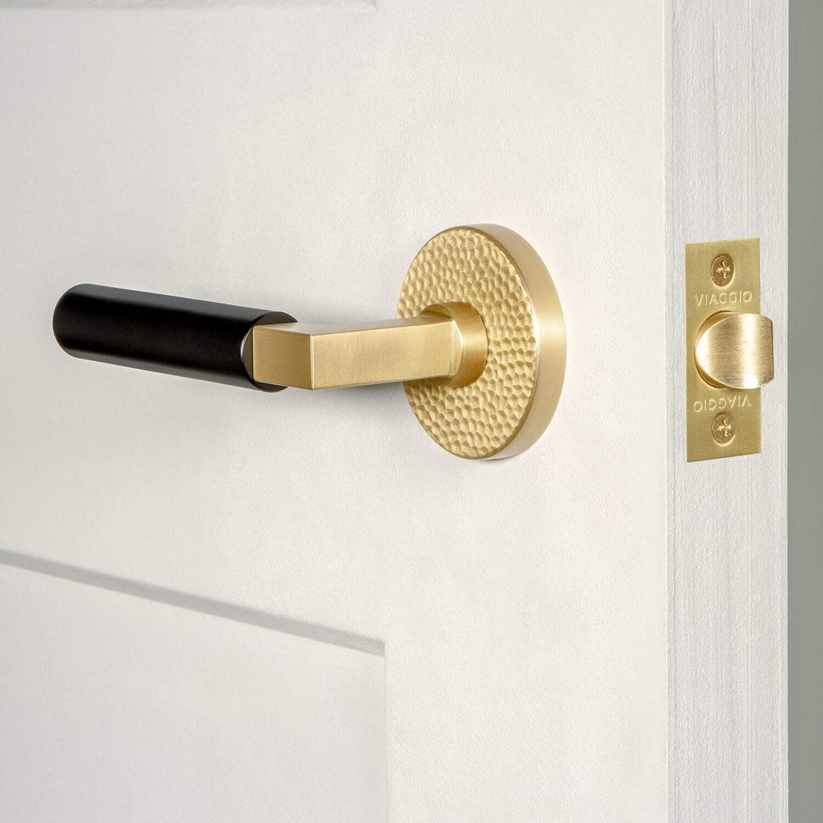 Circolo Hammered Rosette in Satin Brass with Satin Black Contempo Smooth Lever