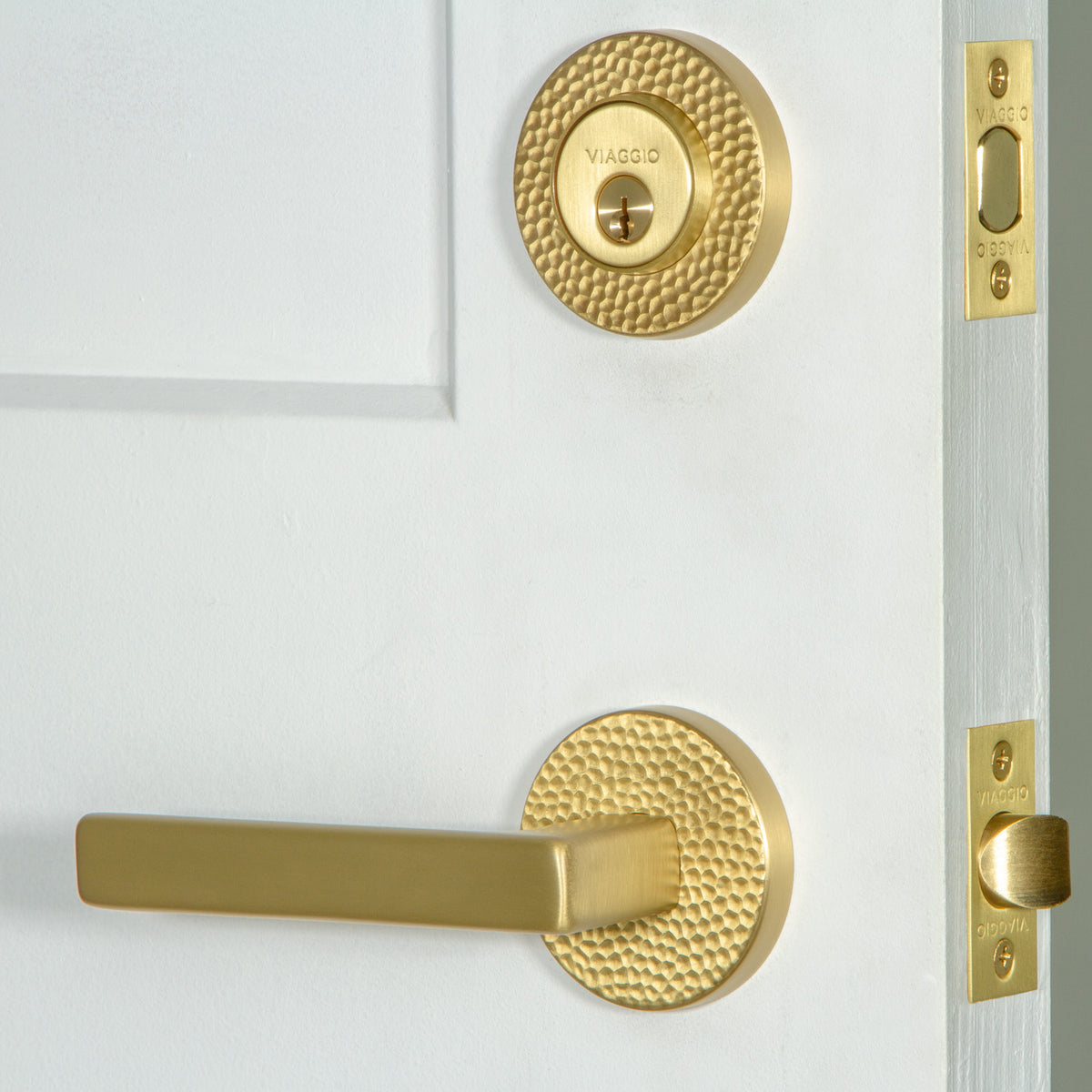 Circolo Hammered Rosette Entry Set with Lusso Lever in Satin Brass