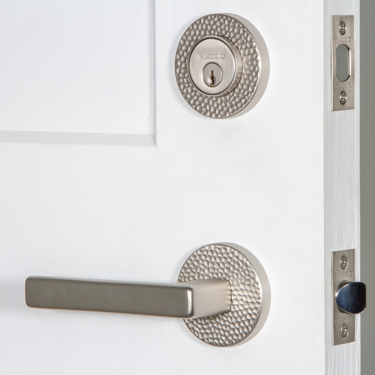 Circolo Hammered Rosette Entry Set with Lusso Lever in Satin Nickel