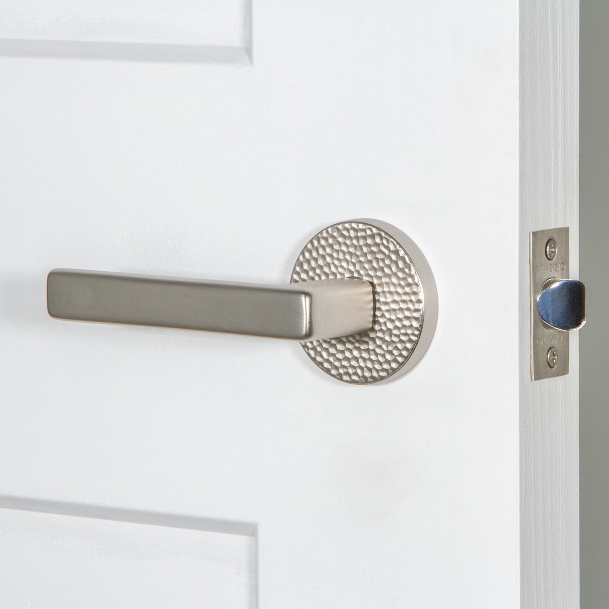 Circolo Hammered Rosette with Lusso Lever in Satin Nickel