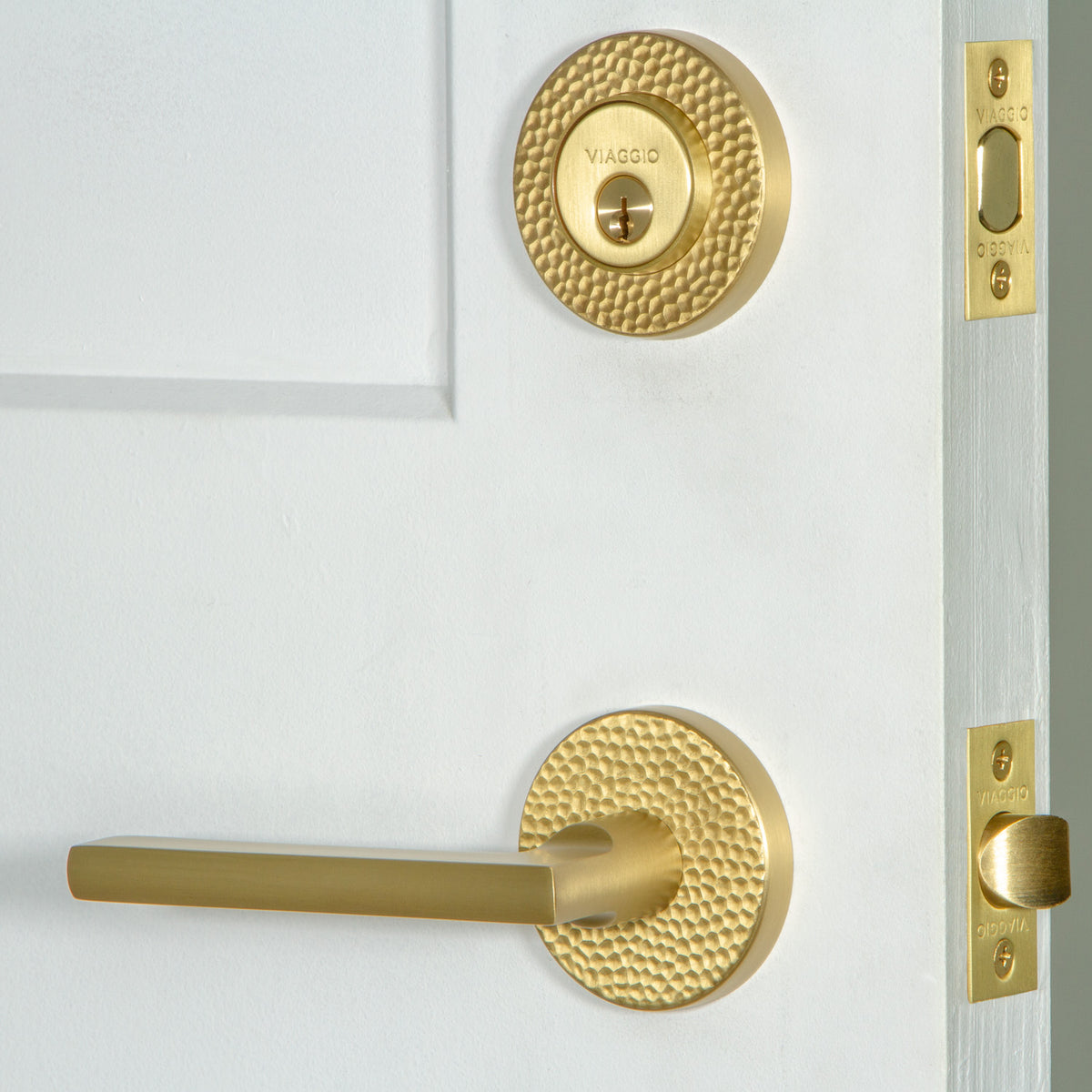 Circolo Hammered Rosette Entry Set with Milano Lever in Satin Brass