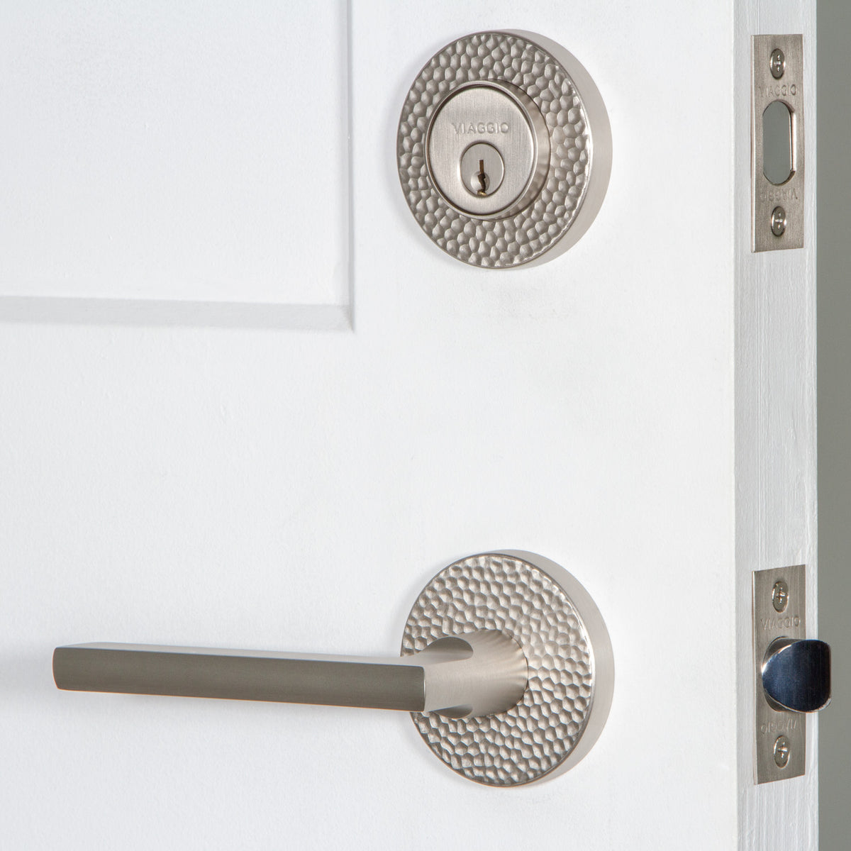 Circolo Hammered Rosette Entry Set with Milano Lever in Satin Nickel