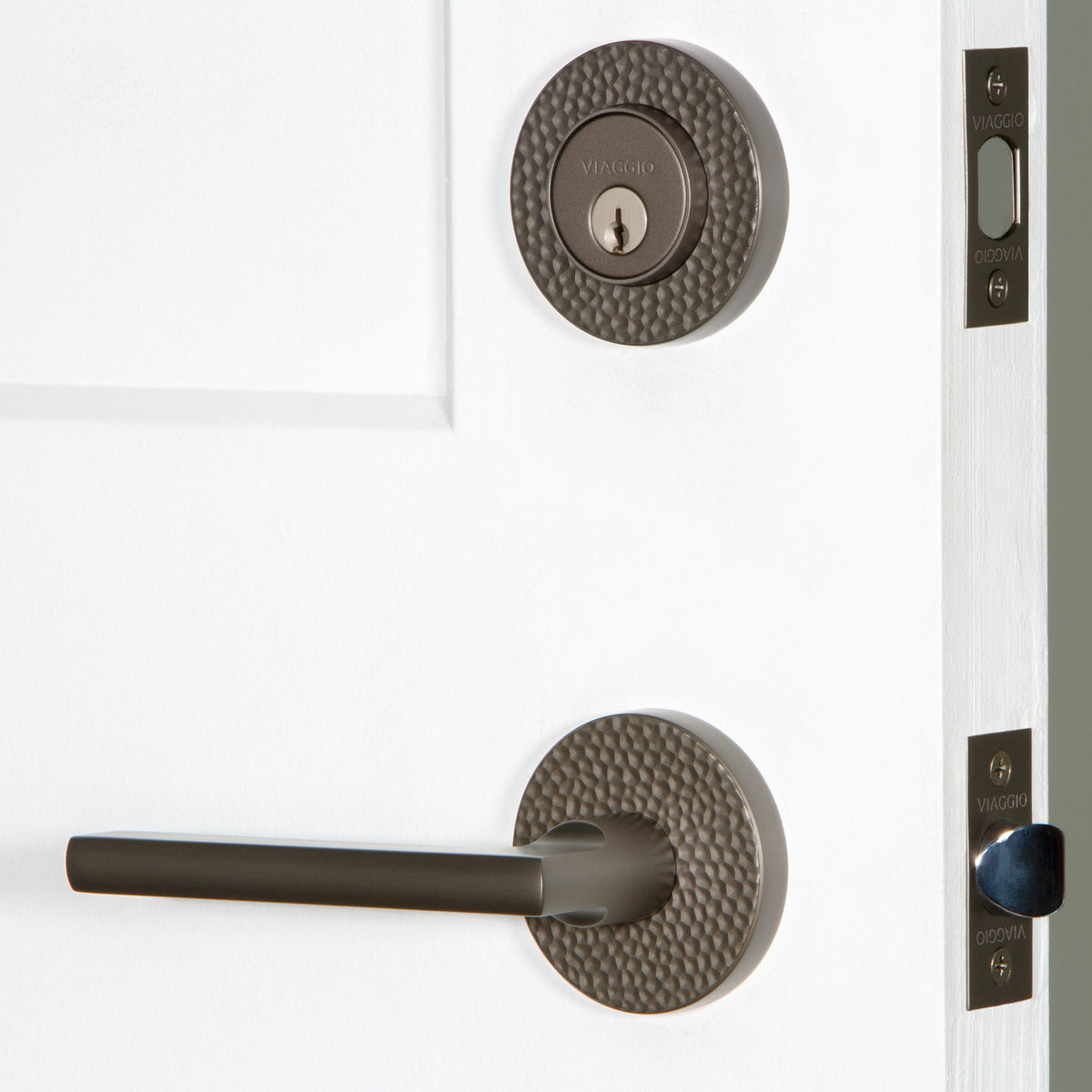Circolo Hammered Rosette Entry Set with Milano Lever in Titanium Gray