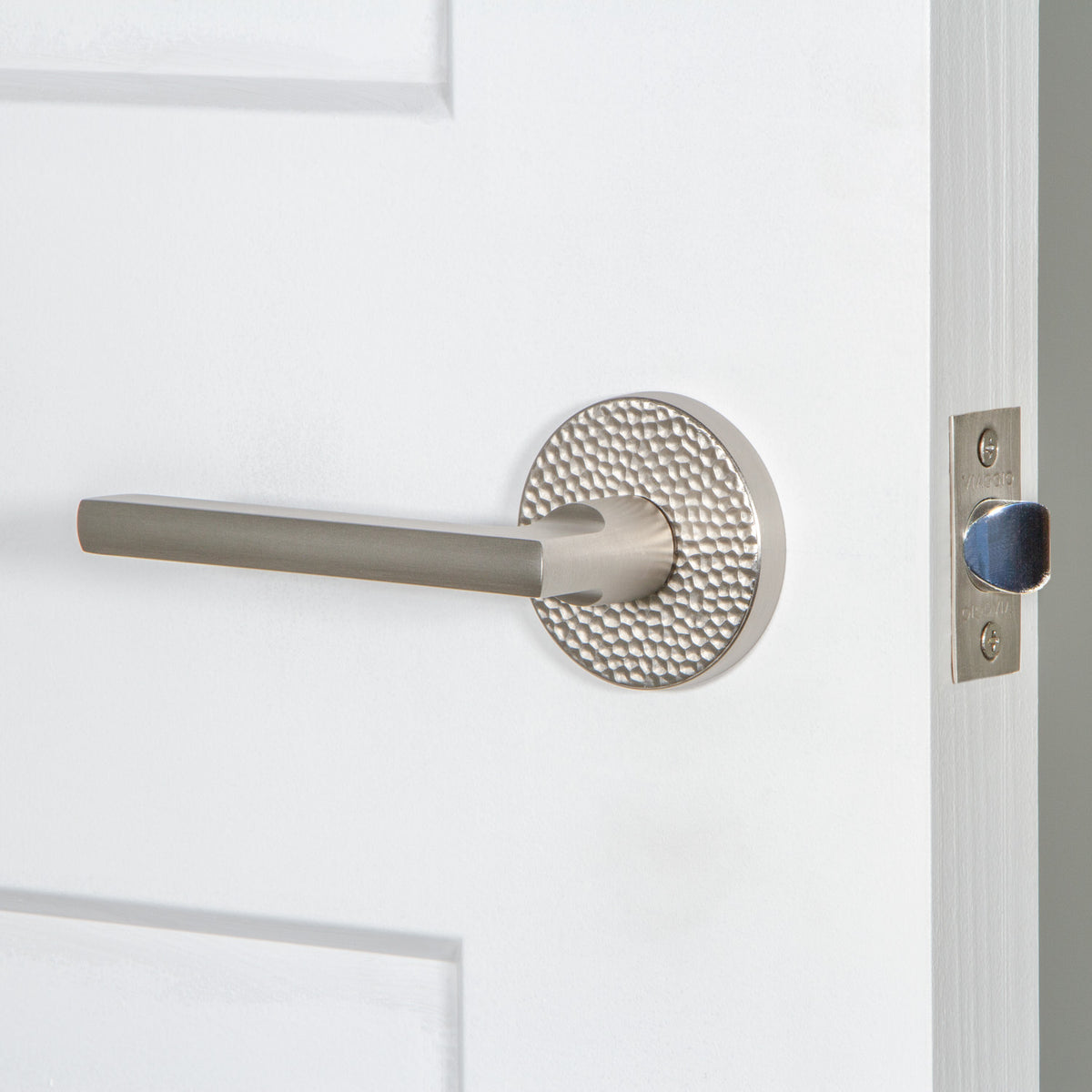 Circolo Hammered Rosette with Milano Lever in Satin Nickel