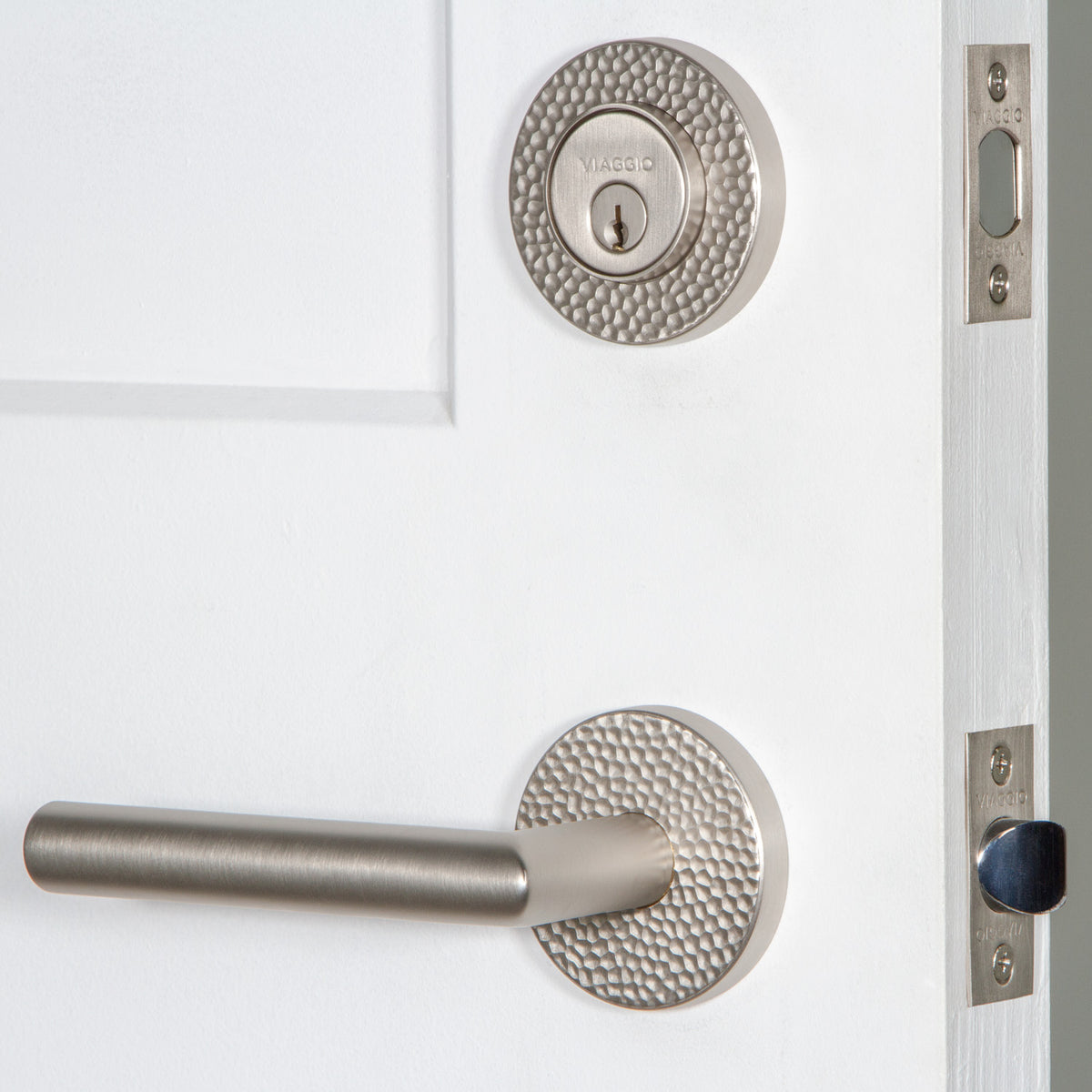 Circolo Hammered Rosette Entry Set with Moderno Lever in Satin Nickel