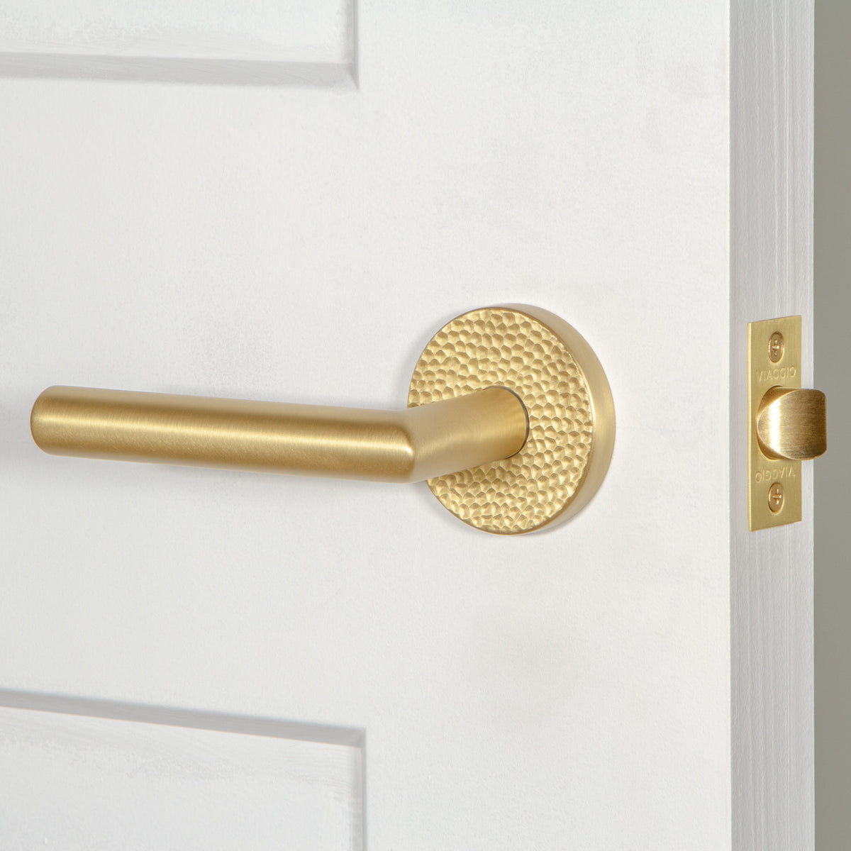 Circolo Hammered Rosette with Moderno Lever in Satin Brass