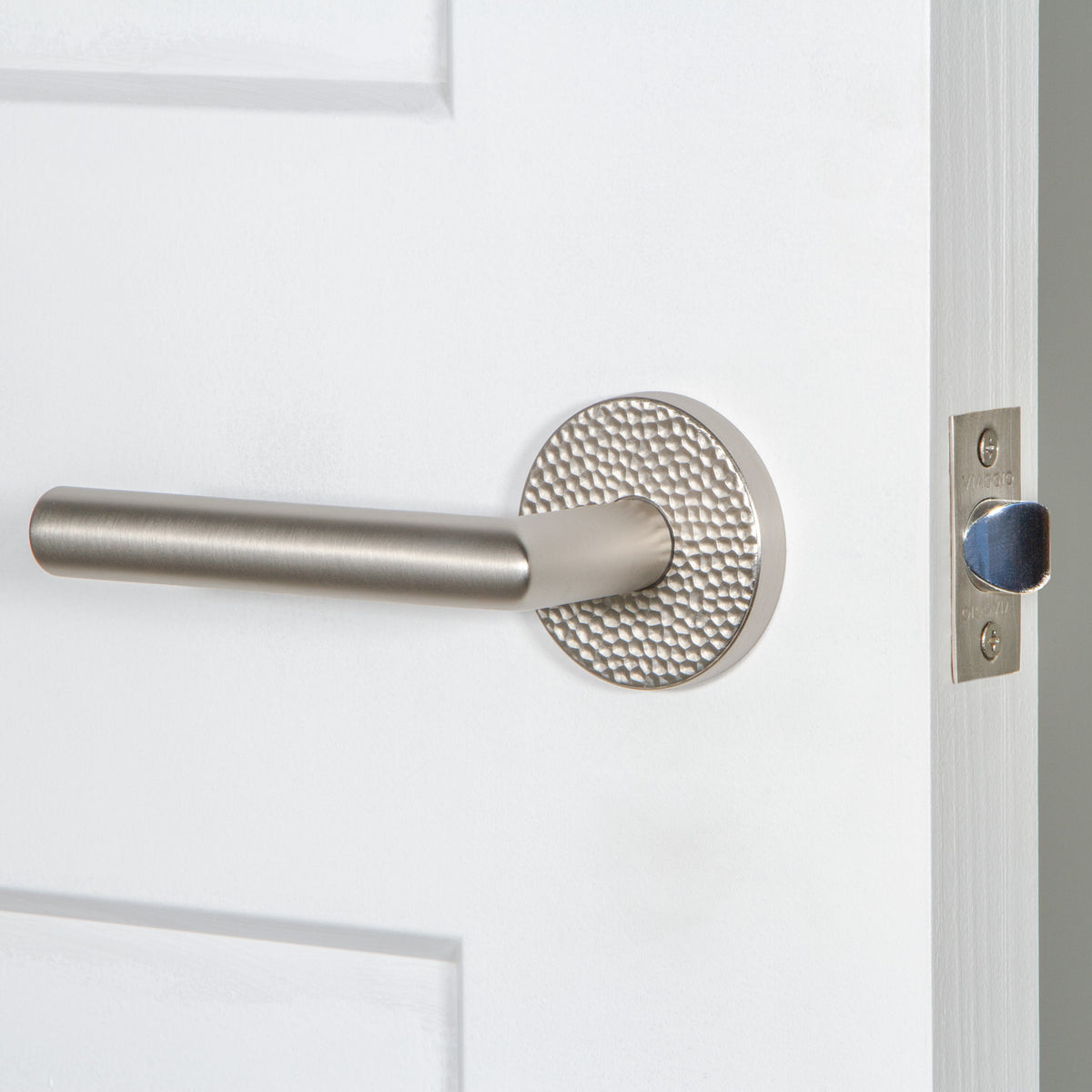 Circolo Hammered Rosette with Moderno Lever in Satin Nickel