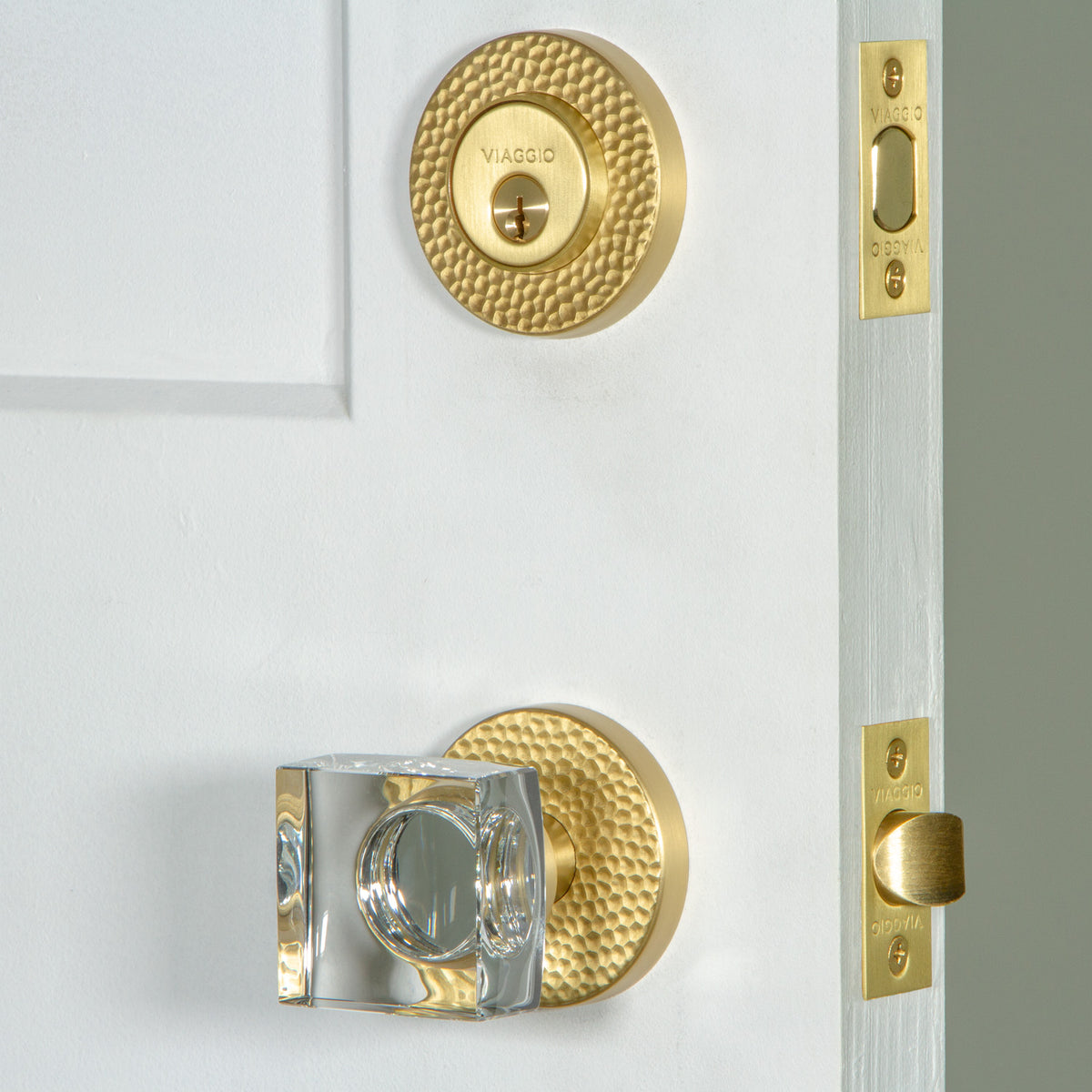 Circolo Hammered Rosette Entry Set with Quadrato Crystal Knob in Satin Brass