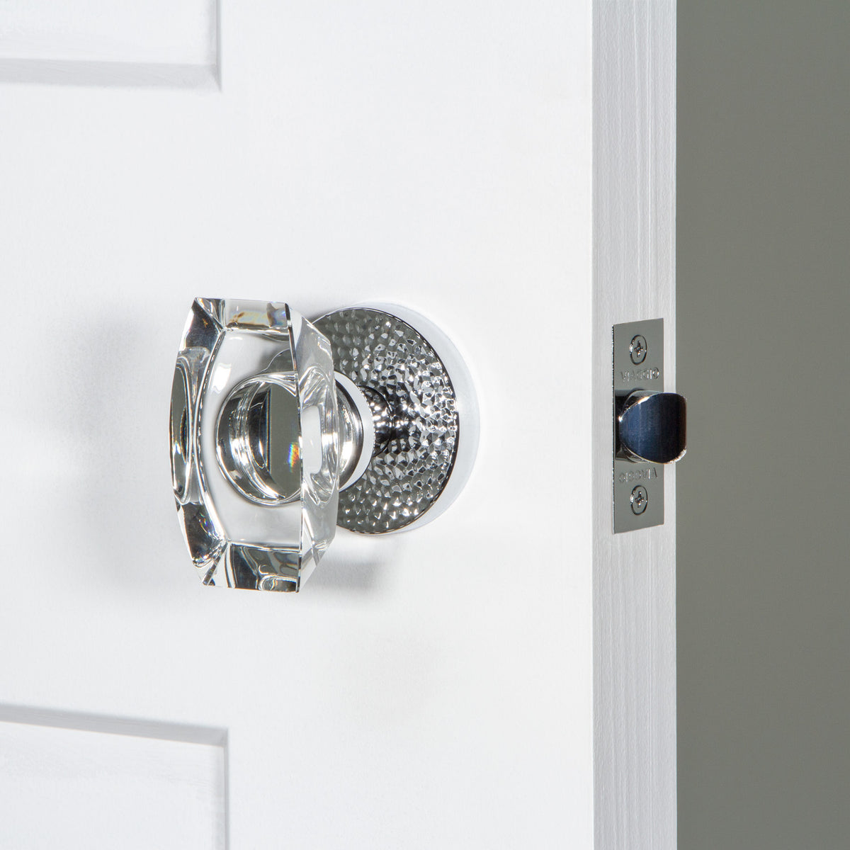 Circolo Hammered Rosette with Stella Crystal Knob in Bright Chrome