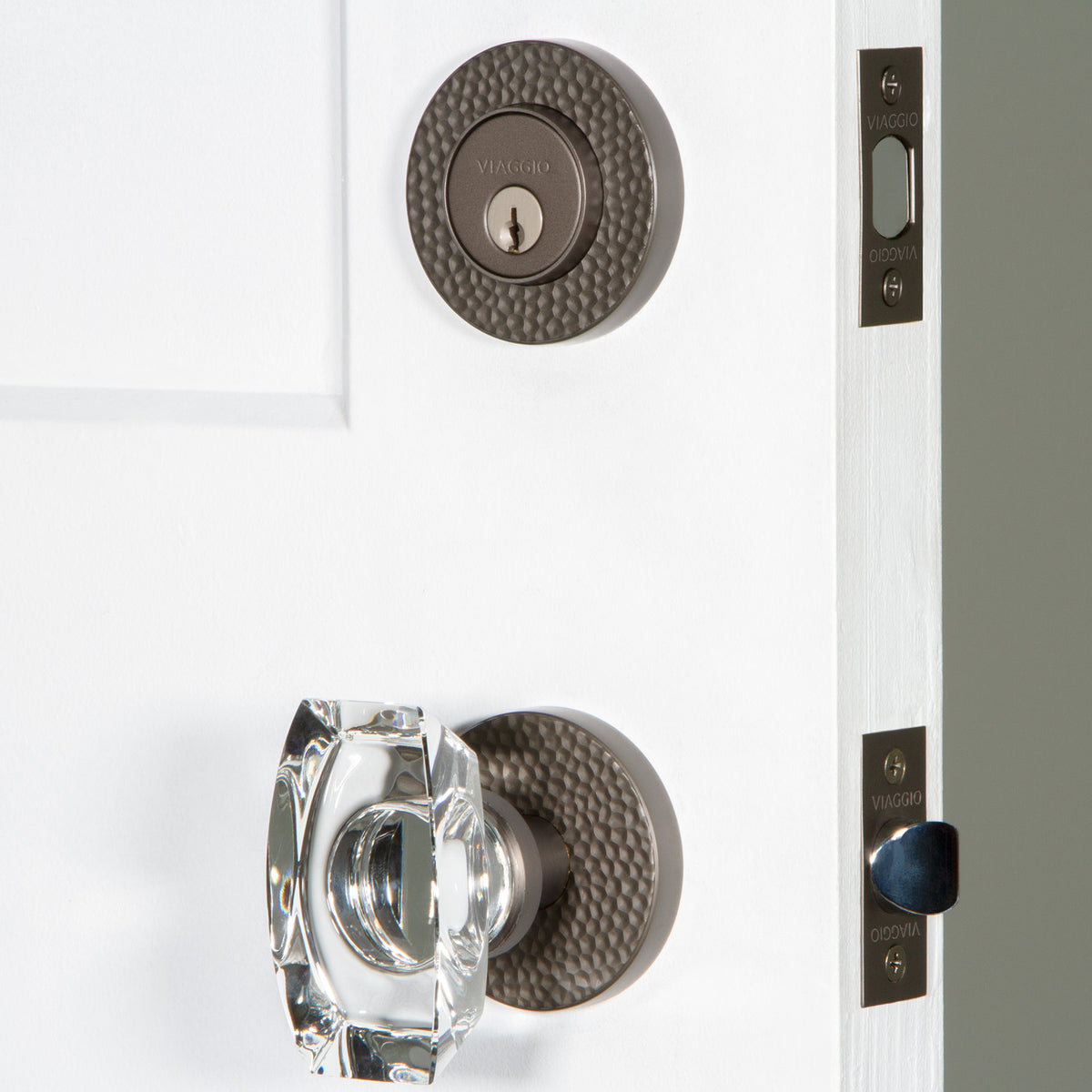 Circolo Hammered Rosette Entry Set with Stella Knob in Titanium Gray