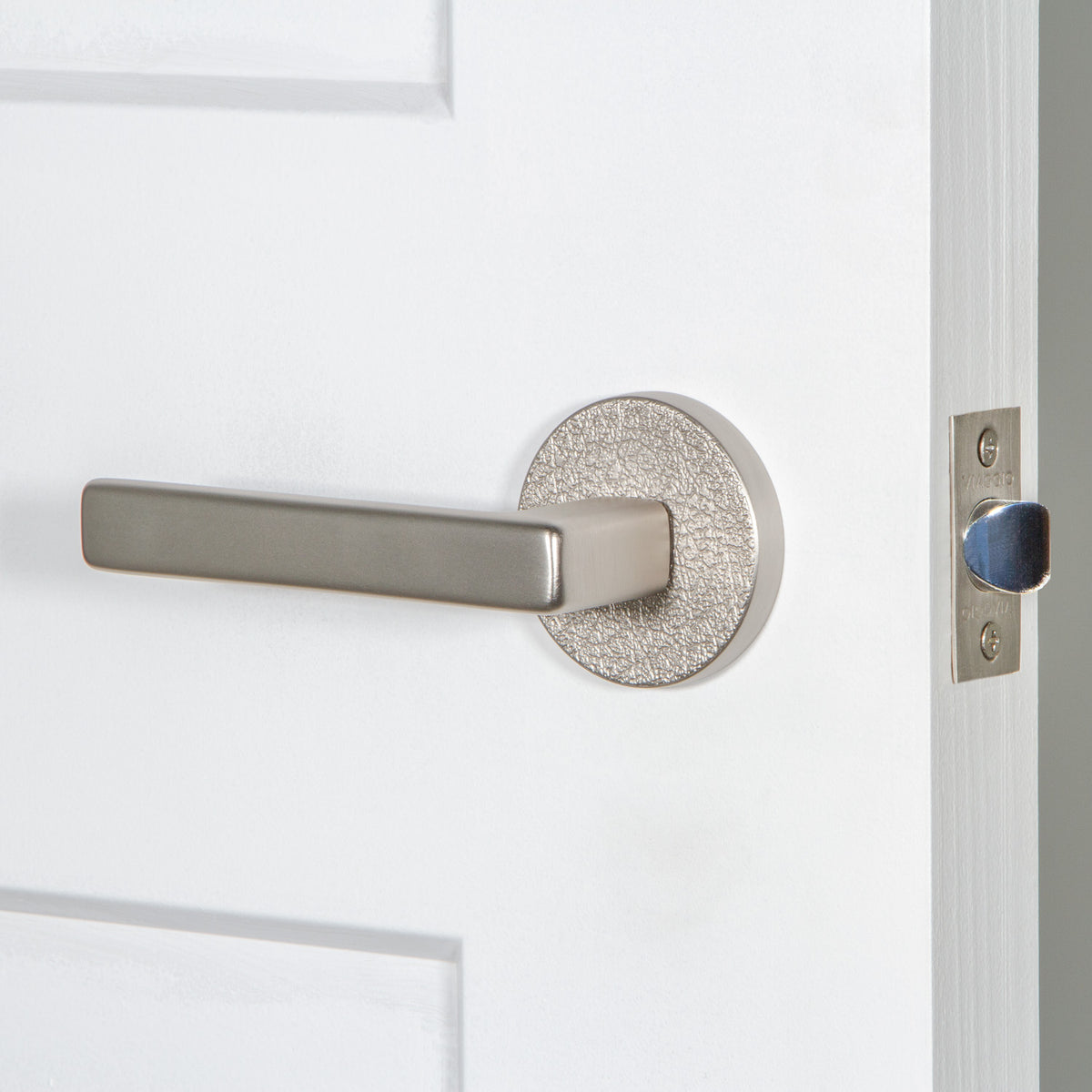 Circolo Leather Rosette with Lusso Lever in Satin Nickel