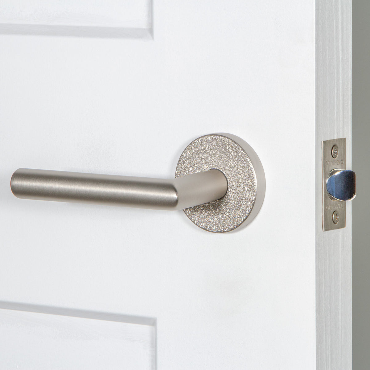 Circolo Leather Rosette with Moderno Lever in Satin Nickel