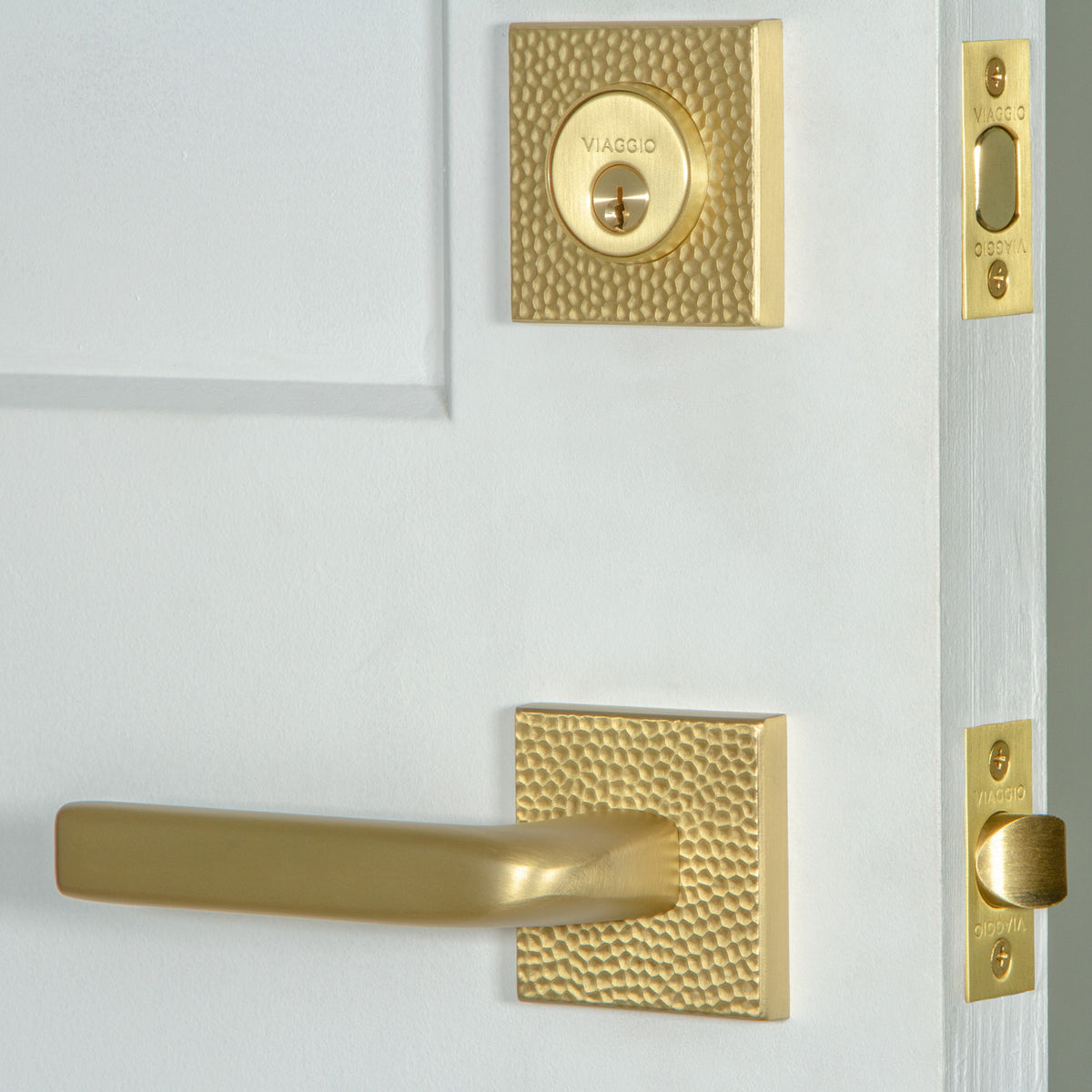 Quadrato Hammered Rosette Entry Set with Bella Lever in Satin Brass