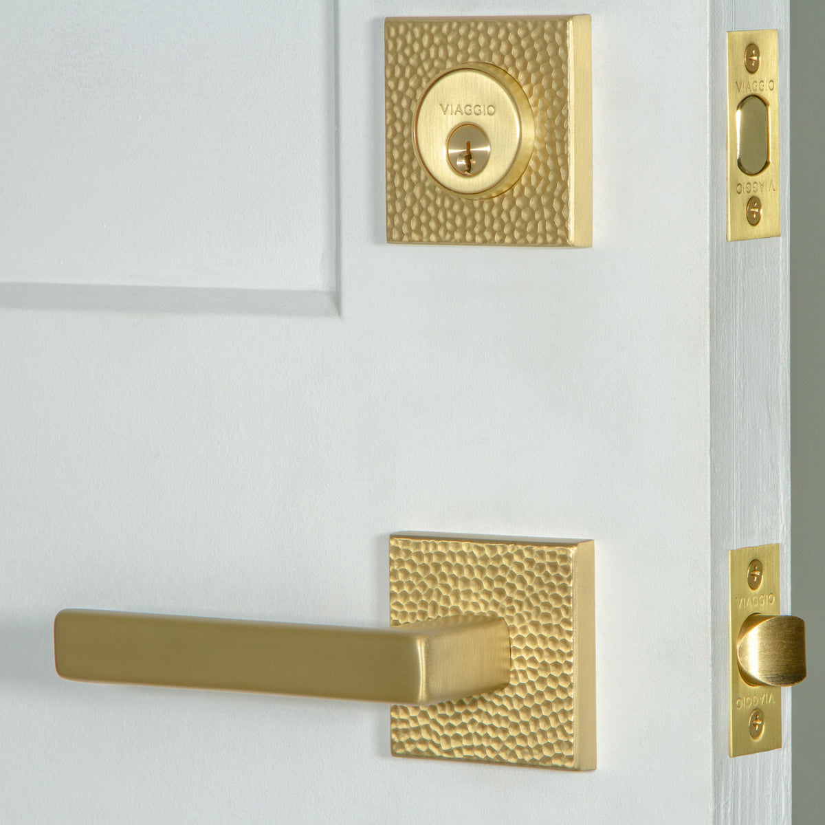 Quadrato Hammered Rosette Entry Set with Lusso Lever in Satin Brass