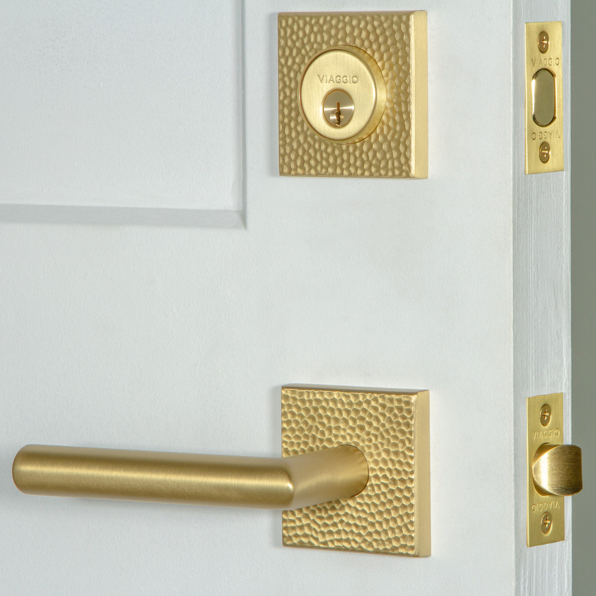 Quadrato Hammered Rosette Entry Set with Moderno Lever in Satin Brass