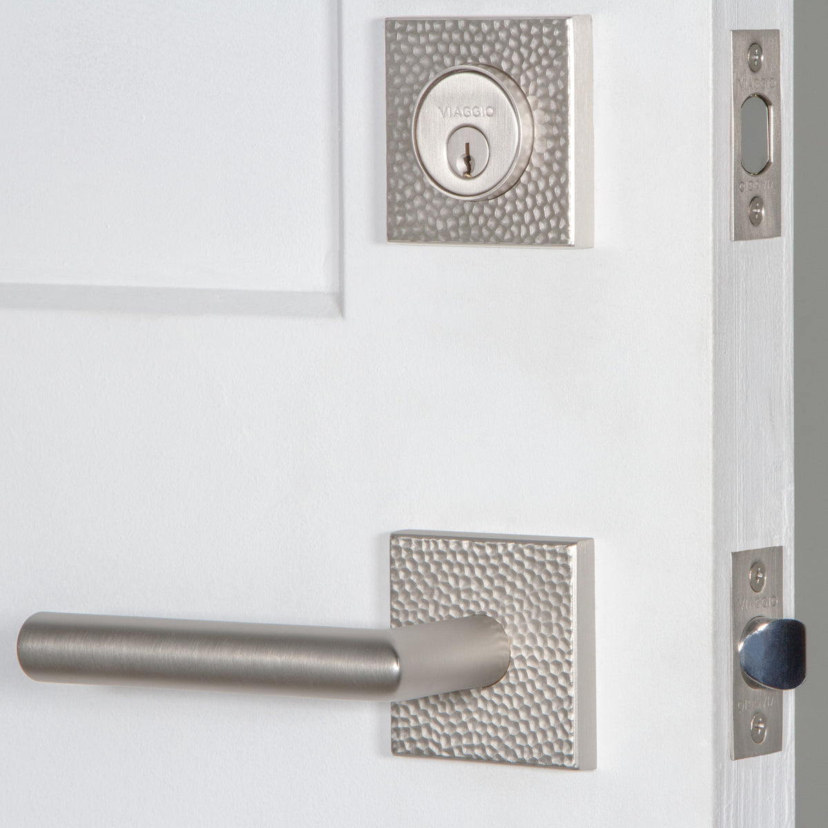 Quadrato Hammered Rosette Entry Set with Moderno Lever in Satin Nickel