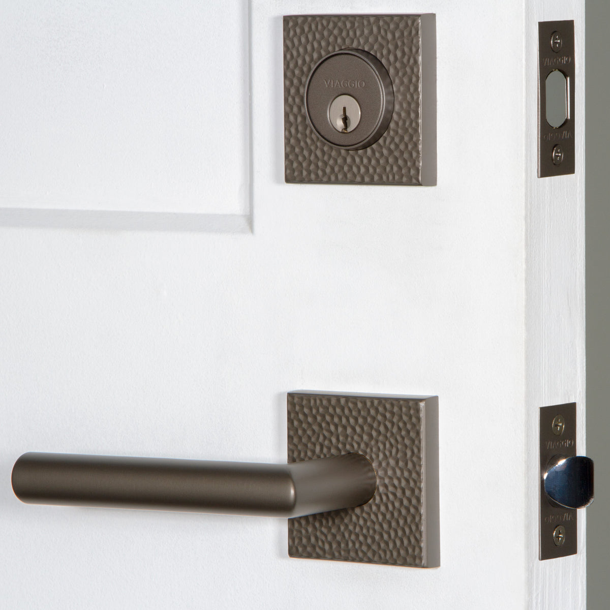 Quadrato Hammered Rosette Entry Set with Moderno Lever in Titanium Gray